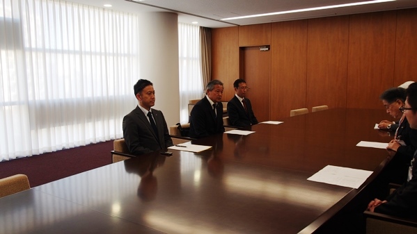 13シーズンの結果とj3入会の報告を兼ねて石阪丈一町田市長を表敬訪問しました Fc町田ゼルビア オフィシャルサイト 13シーズンの結果とj3入会の報告を兼ねて石阪丈一町田市長を表敬訪問しました Fc町田ゼルビア オフィシャルサイト