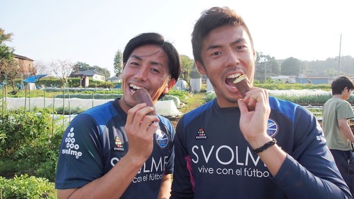 垣根選手と宮崎選手が 第4回芋ほりイベントfc町田ゼルビアの選手と芋ほりを楽しもう に参加しました Fc町田ゼルビア オフィシャルサイト 垣根選手と宮崎選手が 第4回芋ほりイベントfc町田ゼルビアの選手と芋ほりを楽しもう に参加しました Fc町田ゼルビア オフィシャルサイト
