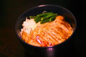 【165くってけ亭】分厚いがっつりポークステーキ丼