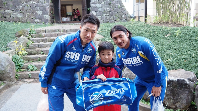 李選手 中島選手が 玉川大学コスモス祭16 に参加しました Fc町田ゼルビア オフィシャルサイト 李選手 中島選手が 玉川大学コスモス祭16 に参加しました Fc町田ゼルビア オフィシャルサイト