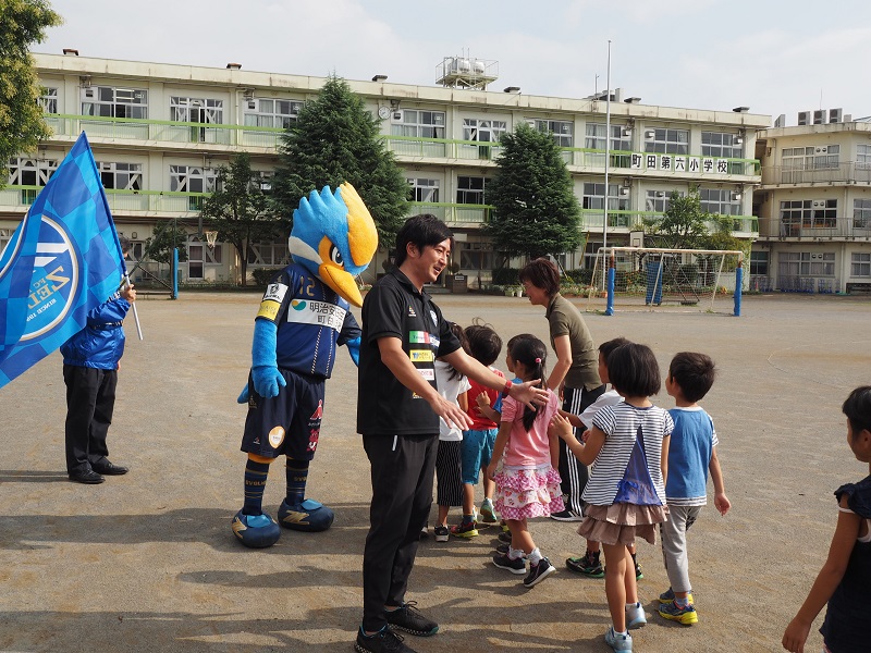 町田市立町田第六小学校で ゼルビア朝礼 を行いました Fc町田ゼルビア オフィシャルサイト
