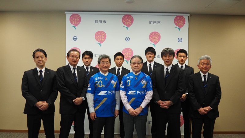 ホーム開幕戦で満員 勝利を 相馬監督 井上選手 大谷選手 平戸選手が町田市役所を表敬訪問しました Fc町田ゼルビア オフィシャルサイト ホーム開幕戦で満員 勝利を 相馬監督 井上選手 大谷選手 平戸選手が町田市役所を表敬訪問しました Fc町田ゼルビア オフィシャルサイト