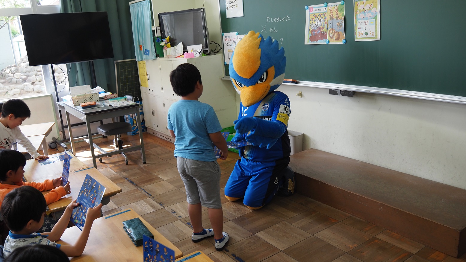 『エフマチ キッズ応援プロジェクト』 町田市立小学校1年生への下敷き配布がスタートしました！