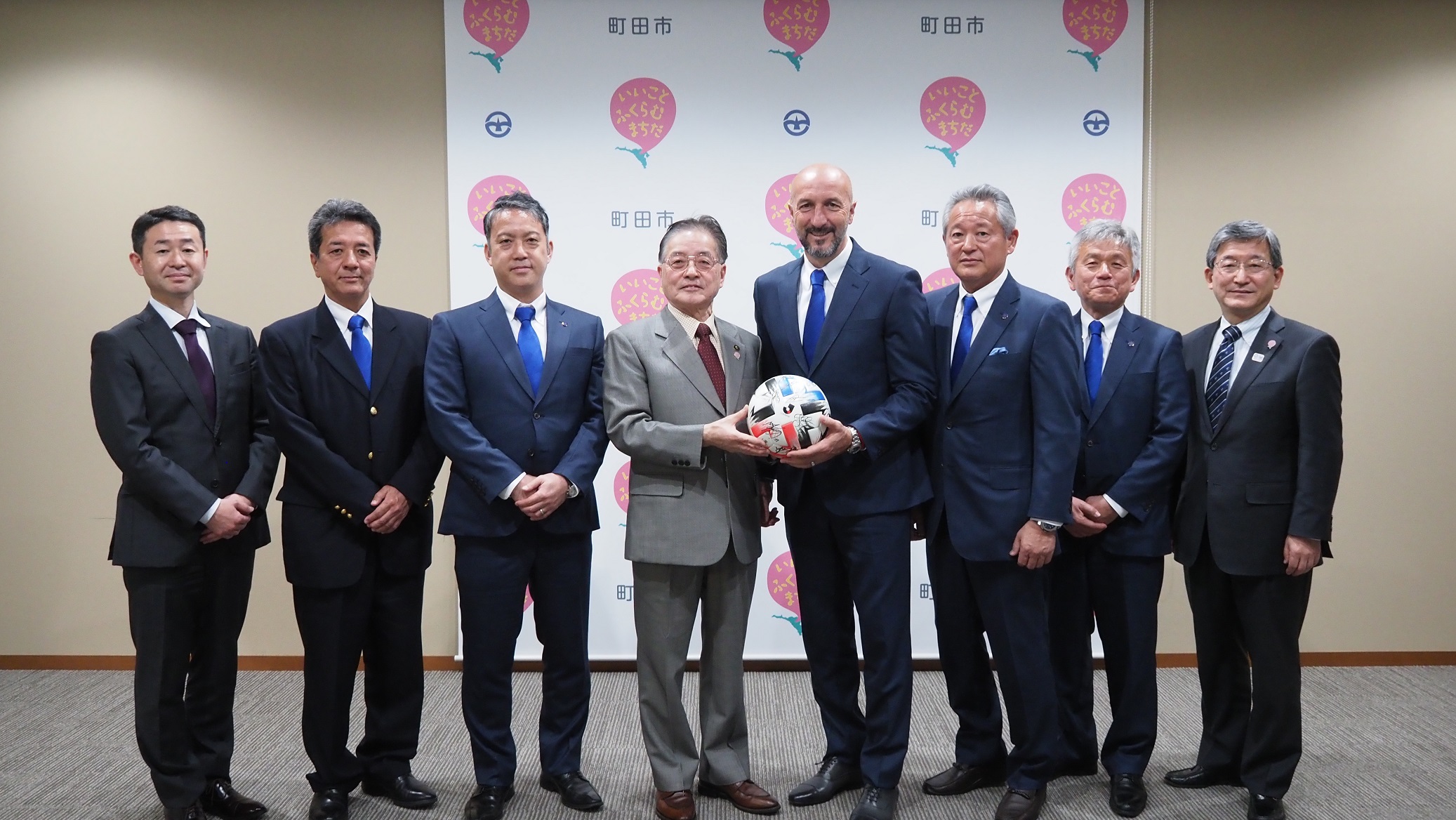 ポポヴィッチ監督が町田市役所を表敬訪問しました