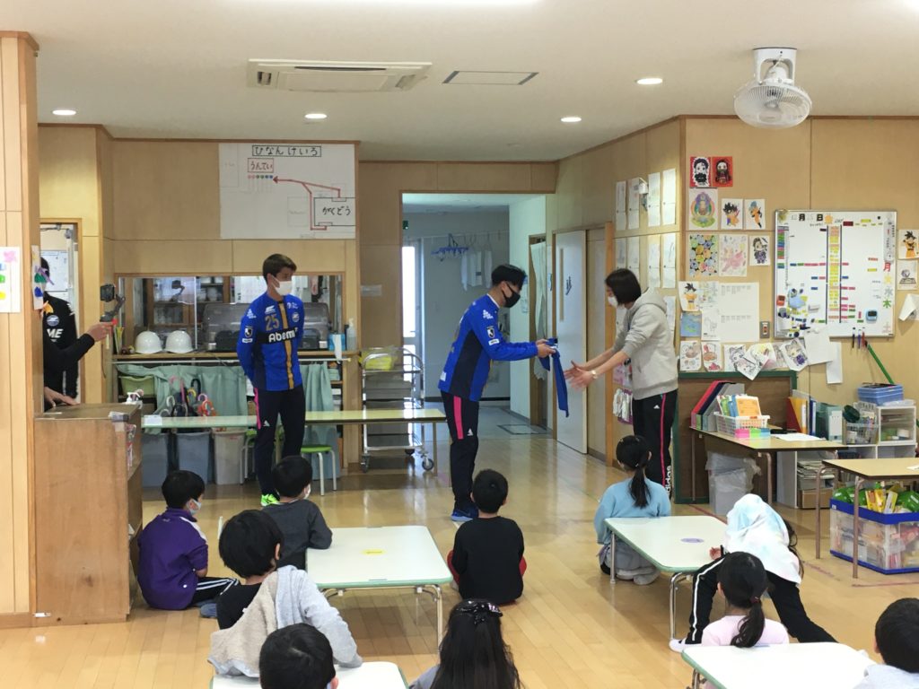 岡田選手 佐野選手が学童保育クラブ支援員の皆さまへ感謝をお伝えに行きました Fc町田ゼルビア オフィシャルサイト 岡田選手 佐野選手が学童保育クラブ支援員の皆さまへ感謝をお伝えに行きました Fc町田ゼルビア オフィシャルサイト