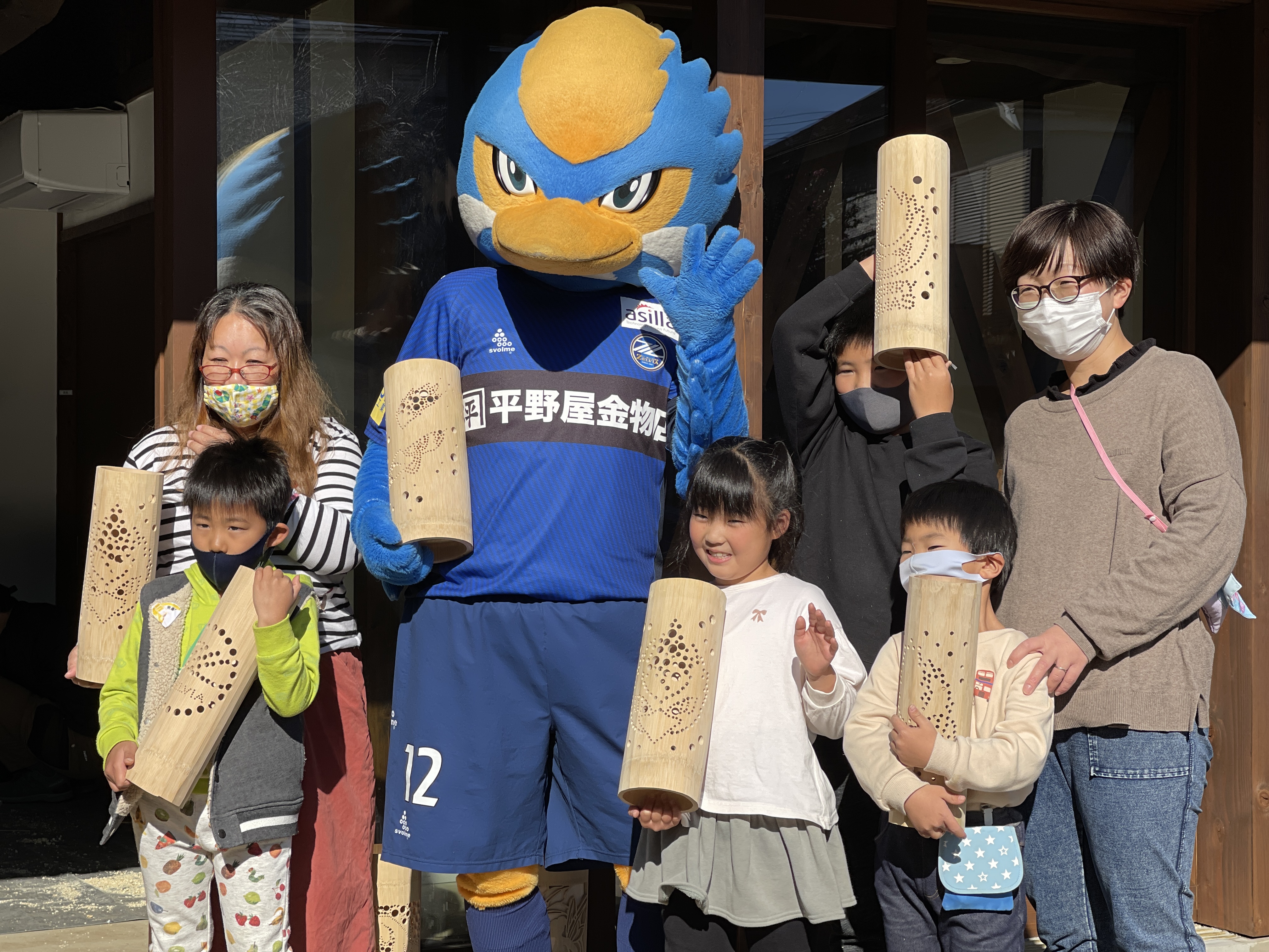 12/4 ゼルビーと一緒に竹灯籠づくりを行いました