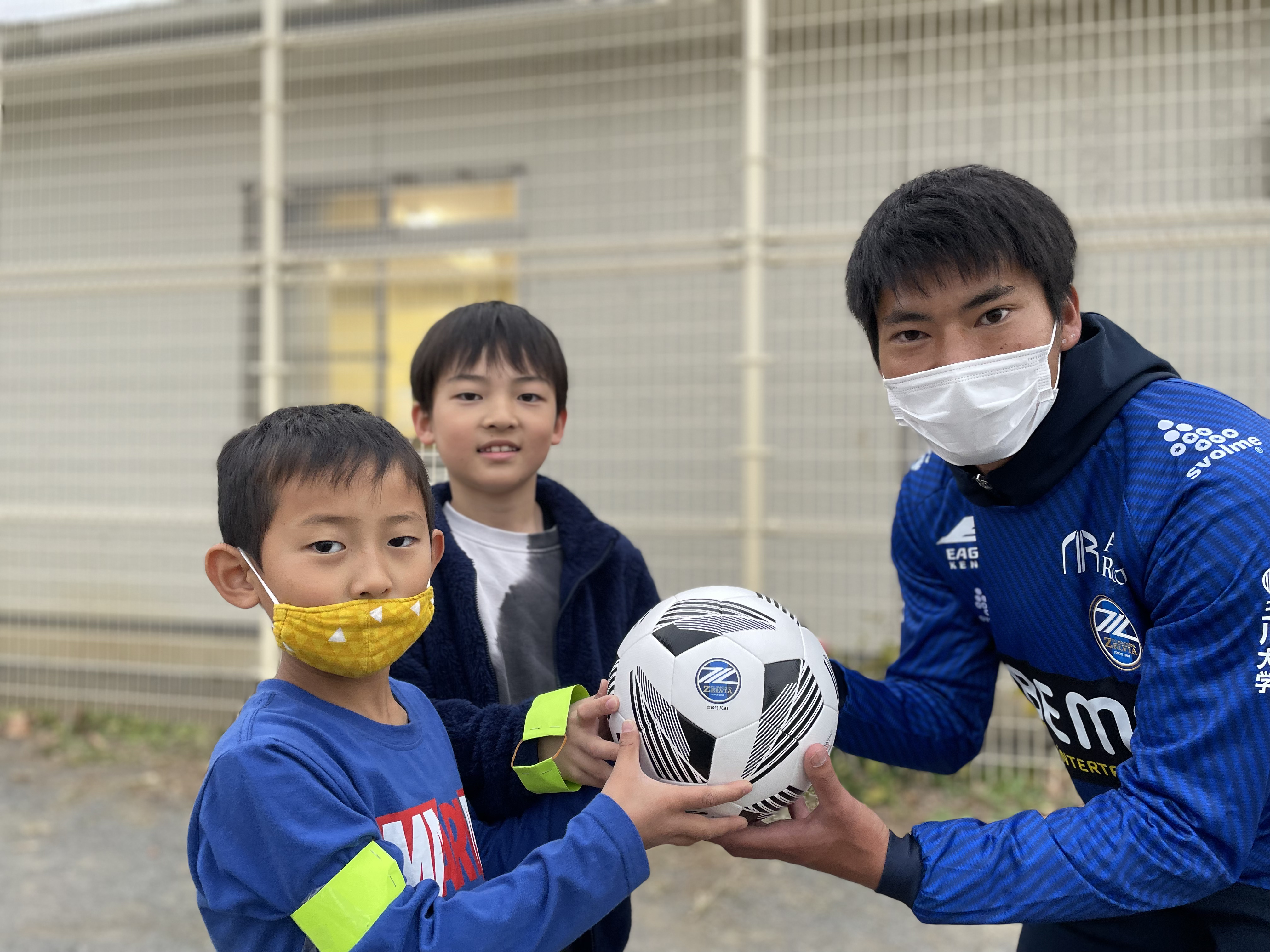 青木義孝選手が学童保育クラブへボールの贈呈を行いました！