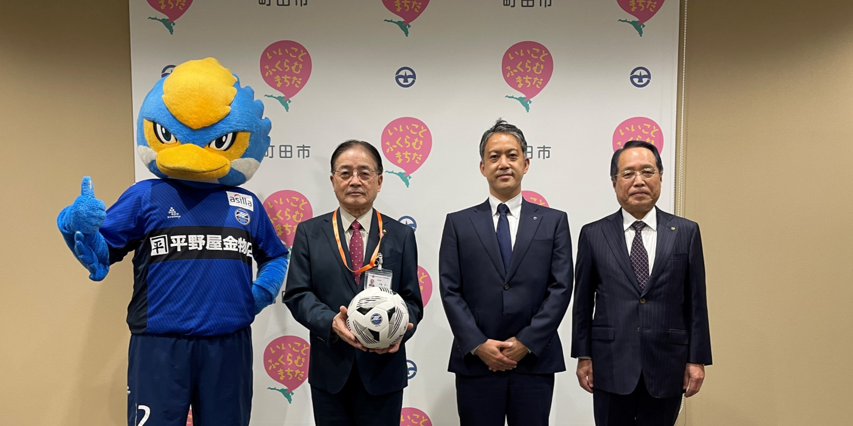 町田市内の学童保育クラブへサッカーボール寄贈