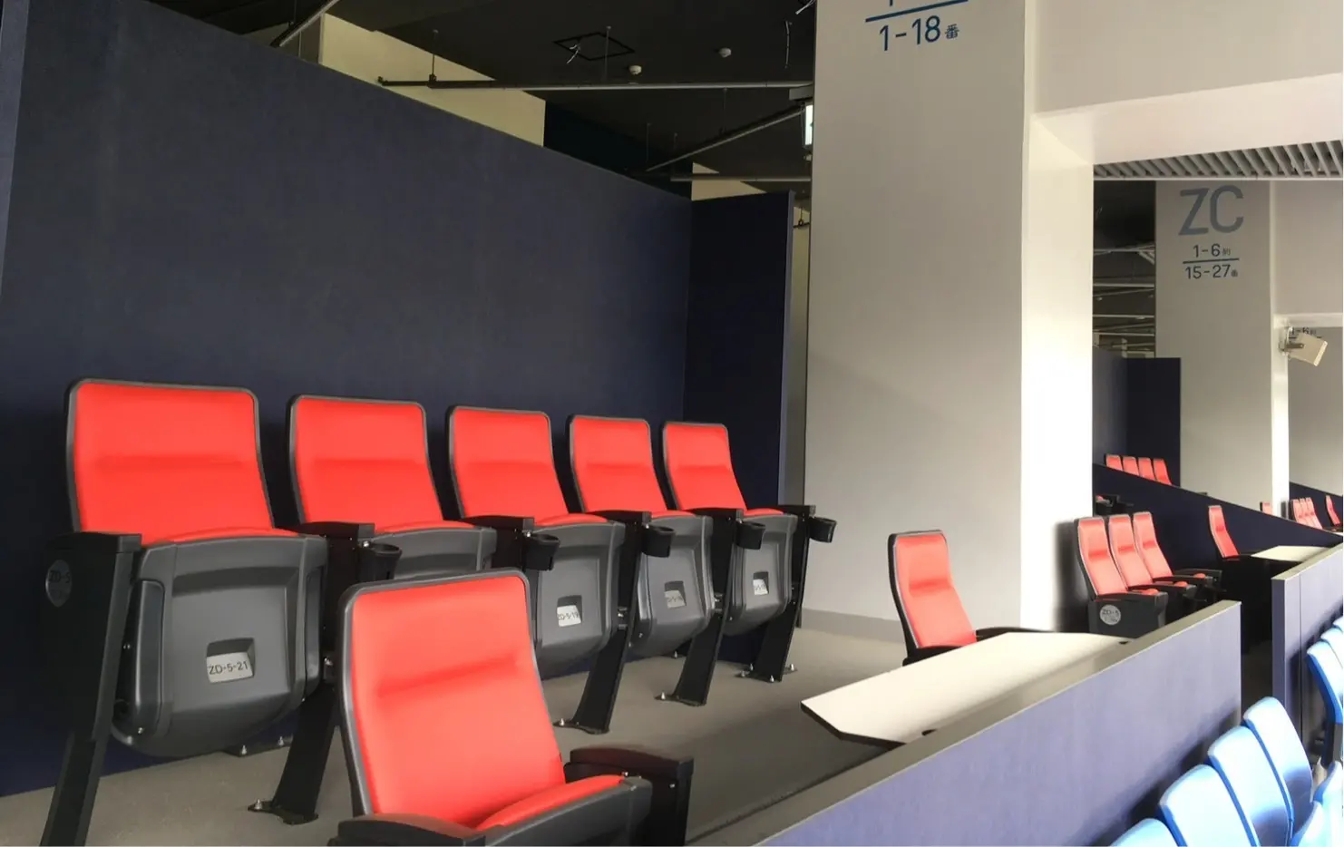 ①キングシート（定員8名／ボックスシート）