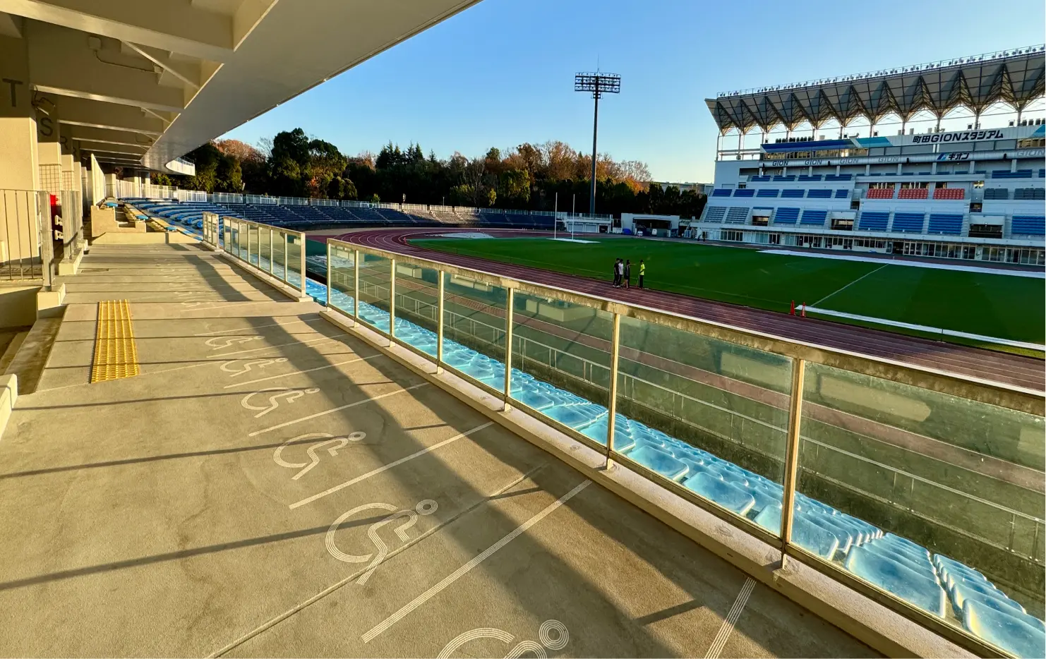 ⑫バック車イス席